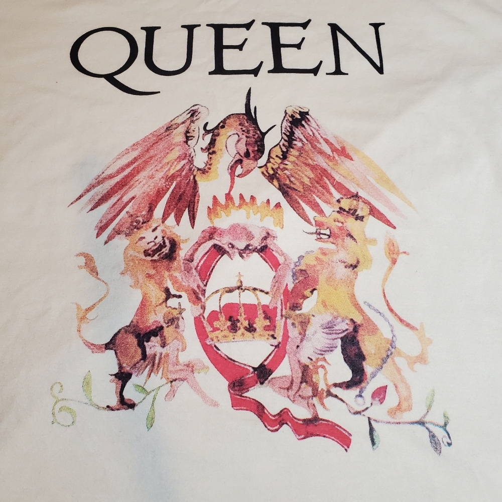 Creme xl t-shirt with Queen Crest